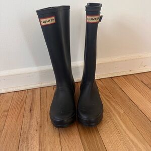 Hunter Navy Tall Classic Rubber Boots with Logo Accent